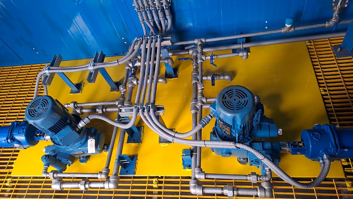 Bombas industriales instaladas sobre plataforma metálica