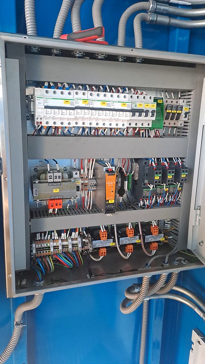 Tablero eléctrico industrial con protecciones y control